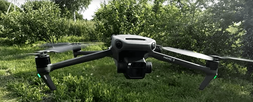 Die DJI Mavic 3 Cine Drohne schwebt in der Luft.